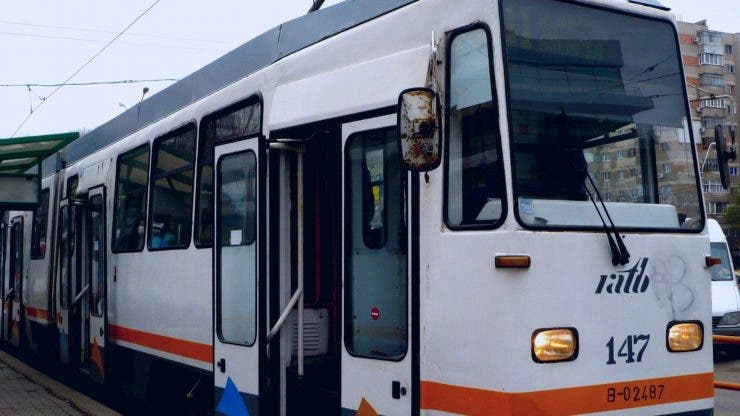 Tânăr român confundat cu un italian într-un tramvai din Capitală. Reacția călătorilor