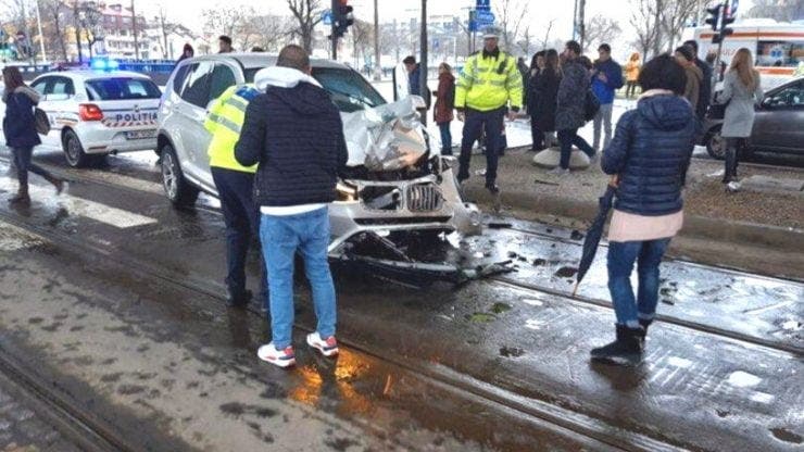 Accident în Capitală. Un autoturism a intrat în coliziune cu un tramvai la Pasajul Mihai Bravu