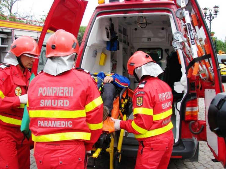 UPDATE: A murit bărbatul care a căzut de pe acoperișul Sălii Polivalente Arad. Bărbatul a fost găsit inconștient 25 Un bărbat a căzut de pe acoperișul de la Sala Polivalentă din Arad. Bărbatul a fost găsit inconștient