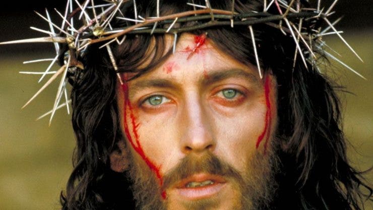 Cum arată azi actorul din Iisus din Nazaret. S-a spus că a fost blestemat după ce a jucat în filmul lui Franco Zeffirelli