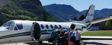 Opt muncitoare românce duse la muncă cu avionul