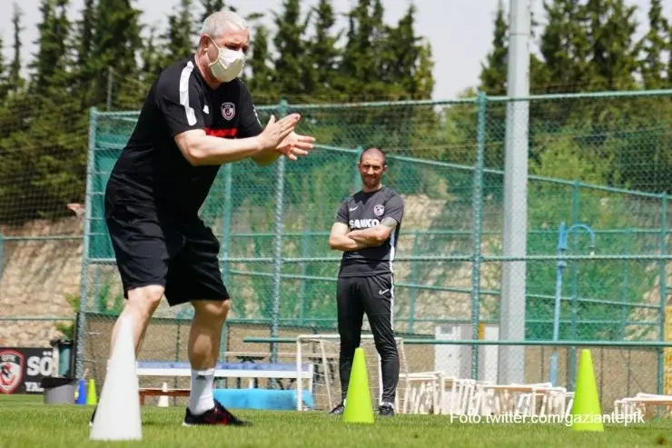 Marius Şumudică, gest,