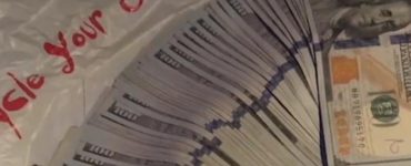 Ce a găsit o femeie într-o haină cumpărată dintr-un magazin second-hand. Toți cumpără acum de acolo