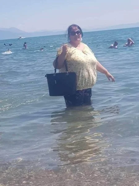 A intrat in mare imbracata