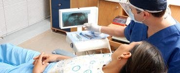 Cât costă dentistul în România