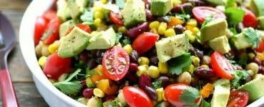 Salată cu fasole roșie și avocado