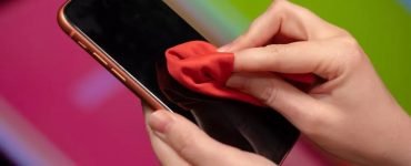 Telefonul mobil, „rezervor de germeni” în palma ta! Cum trebuie să-l cureți ca să nu te alegi cu probleme serioase de sănătate 