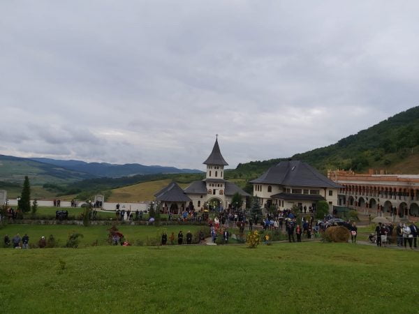 Sute de bistrițeni s-au adunat la hramul Mănăstirii "Sfântul Ilie" din Nușeni. Ce simbolizează această zi 26 Sute de bistrișeni s-au adunat la hramul Mănăstirii Sfantul Ilie