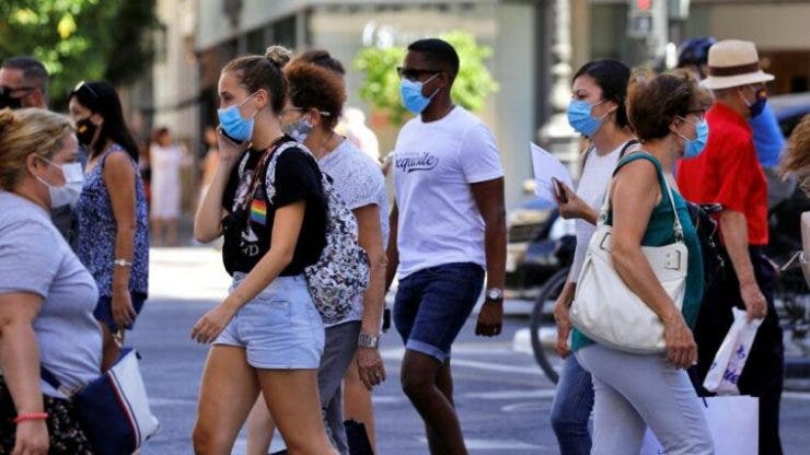 În Spania, inclusiv cerșetorii poartă mască de protecție. Spaniolii au învățat din greșeli