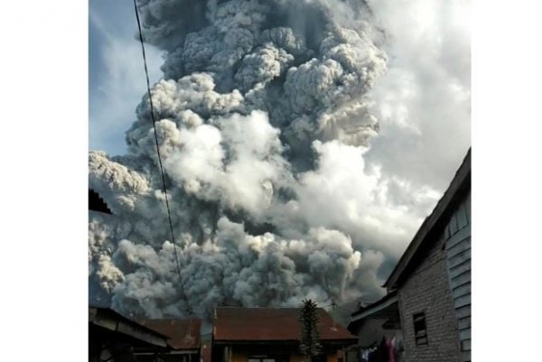 Nor negru peste Indonezia. Erupția vulcanului Muntele Sinabung 28 vulcanul Sinabung