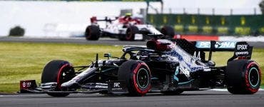 Hamilton nu s-a lăsat intimidat de o pană ca să ajungă până în ultimul tur la Silverstone. A câștigat pentru a șaptea oară Marele Premiu al Marii Britanii