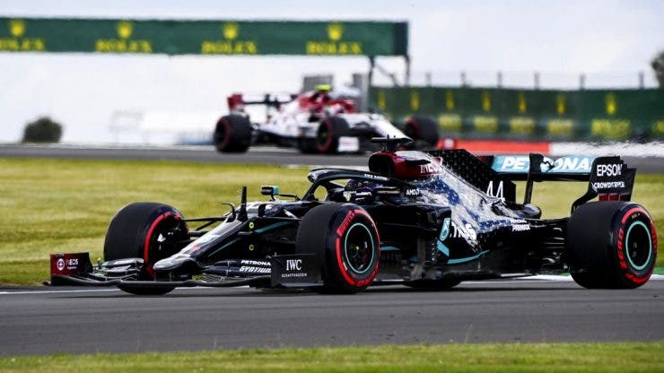 Hamilton nu s-a lăsat intimidat de o pană ca să ajungă până în ultimul tur la Silverstone. A câștigat pentru a șaptea oară Marele Premiu al Marii Britanii
