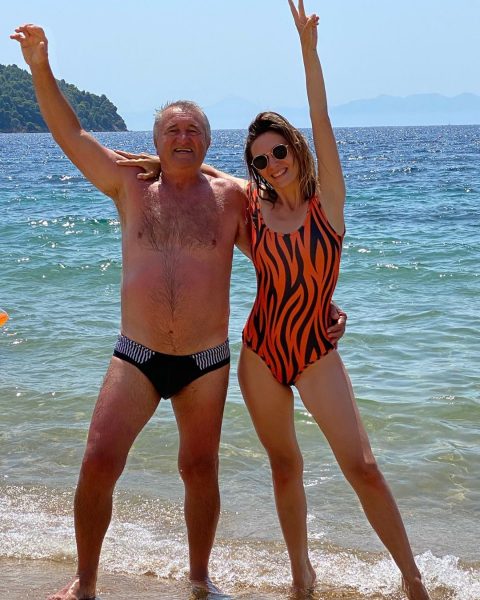 Îl recunoști? Fiica sa este o cunoscută prezentatoare TV. Sunt împreună în vacanță 26 adela popescu