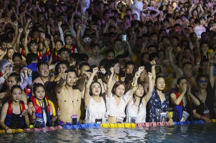 Wuhan a găzduit o petrecere la piscină cu mii de participanți. Oamenii par să fi trecut peste teama de coronavirus
