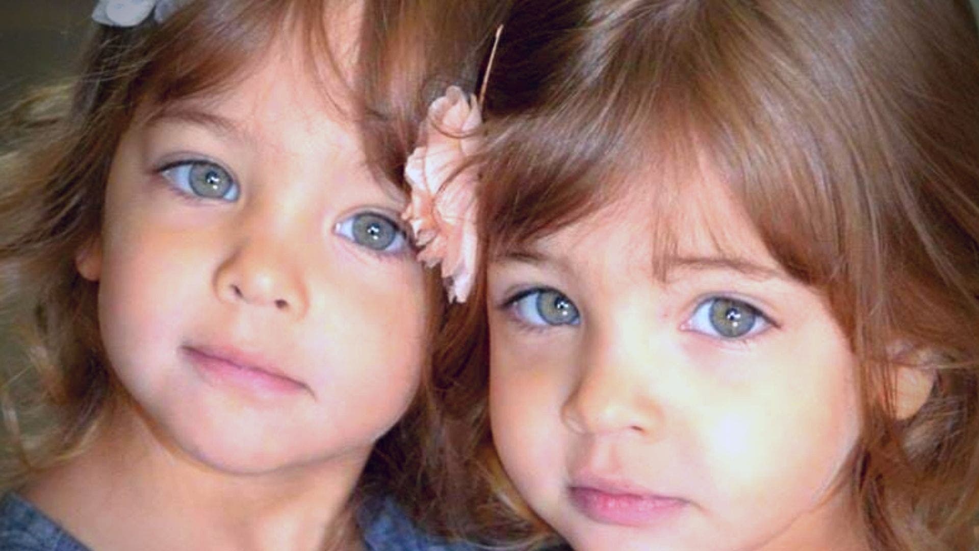 Фотографии близняшек. Фотографии близняшек. Фотографии близняшек. Близнецы девочки. Фотографии близняшек.