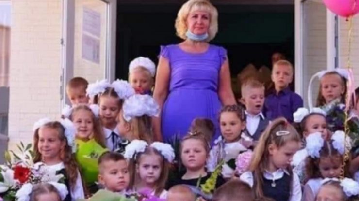 Cum a fost fotografiată o elevă, în prima zi de școală, alături de profesoară? Gestul ei i-a șocat pe părinți 25 Cum a fost fotografiată o elevă, în prima zi de școală