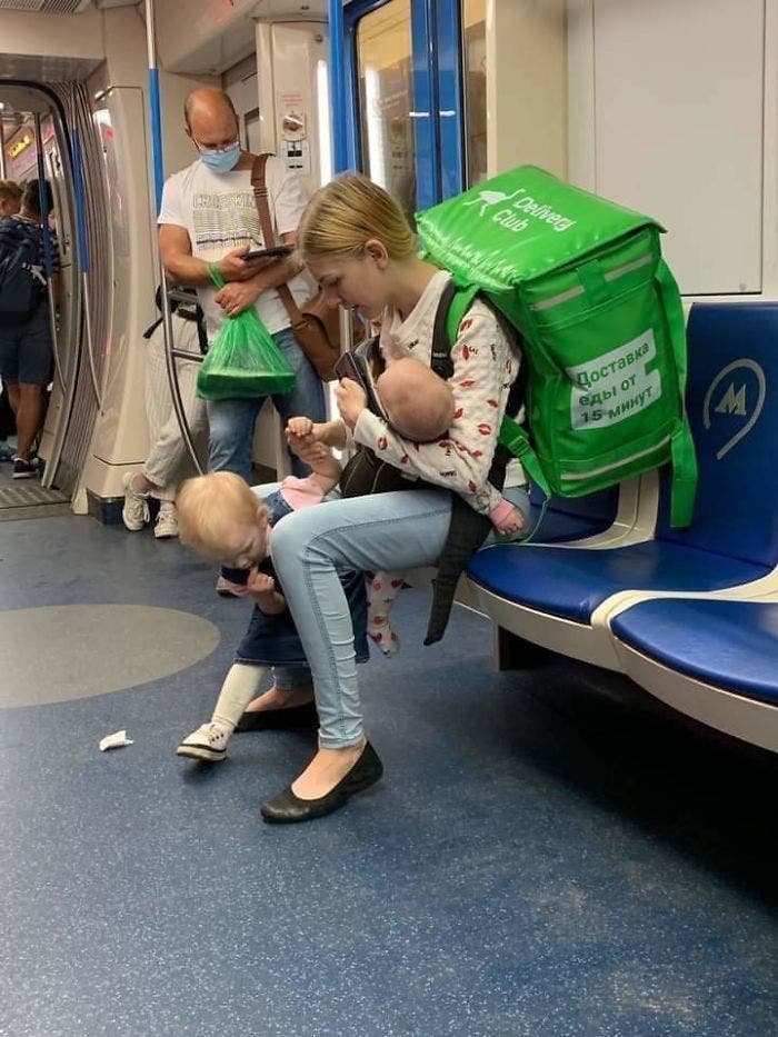 Mamă la metrou care livrează mâncare