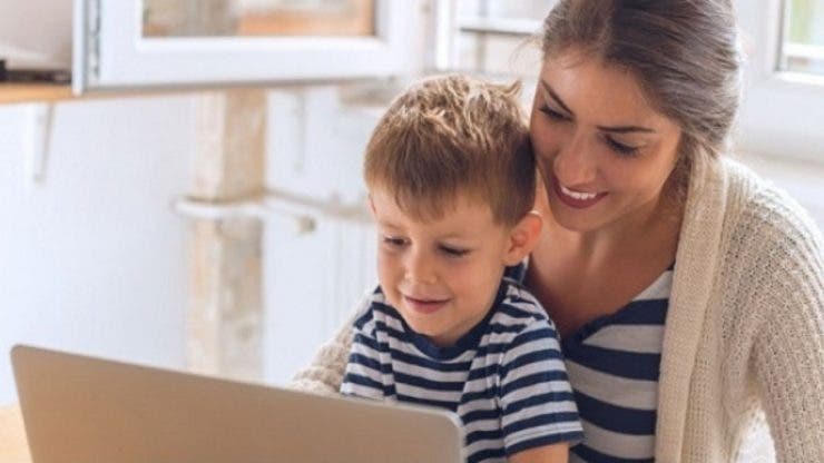 Părinții pot primi zile libere plătite pentru a sta acasă cu copilul