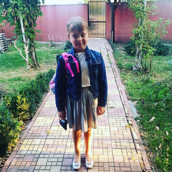 Fata Oanei Roman în prima zi de școală.