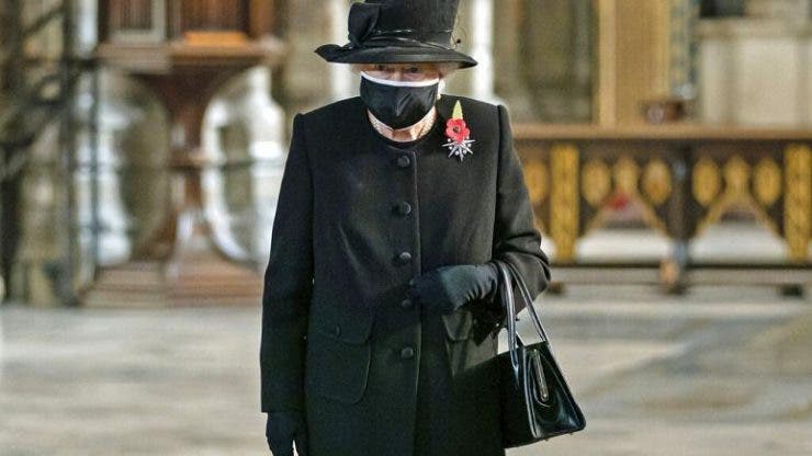 Regina Elisabeta a apărut pentru prima dată cu mască în public