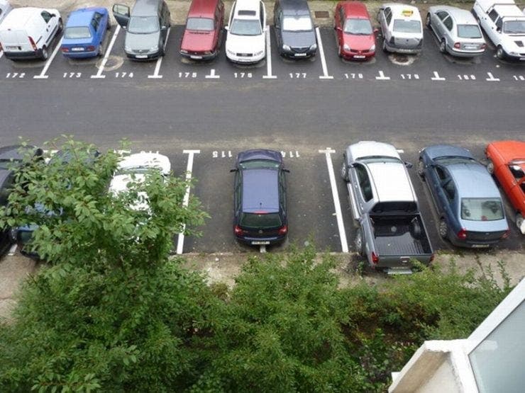 Ce au găsit aceștia pe mașinile lor din parcare