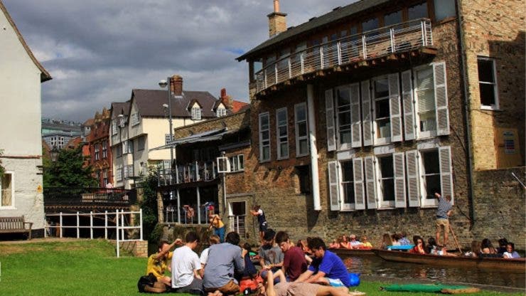 Universitatea Cambridge îi încurajează pe studenți să pozeze NUD
