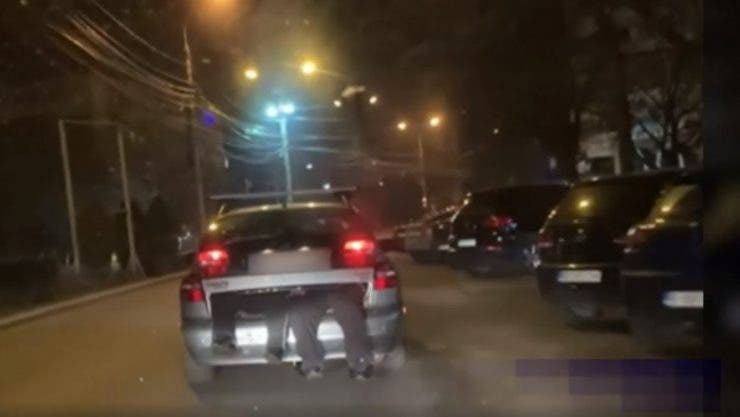 O șoferiță din Buzău și-a cărat acasă soțul beat în portbagajul mașinii