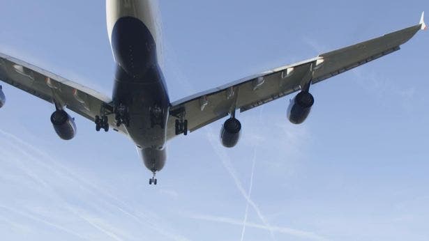 Un bărbat a supraviețuit după ce a zburat pe o distanță de 9.000 de kilometri, agățat de roata avionului!