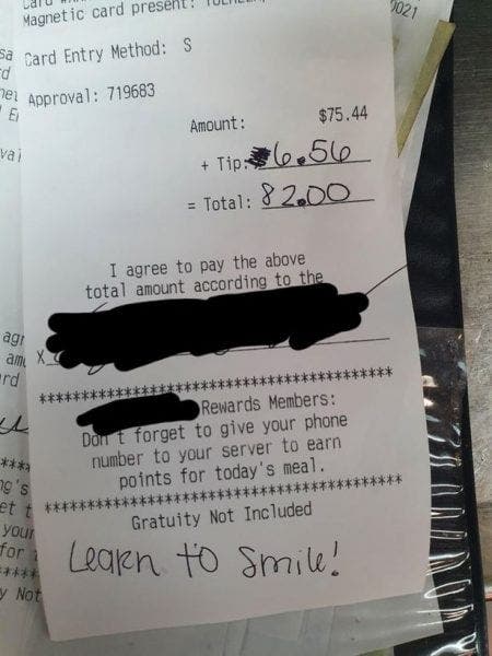 O chelneriță a avut parte de un moment neplăcut! Ce i-a scris un client pe nota de plată