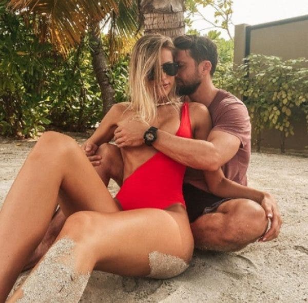 Cum s-au fotografiat Dani Oțil și iubita lui pe plajă în Maldive