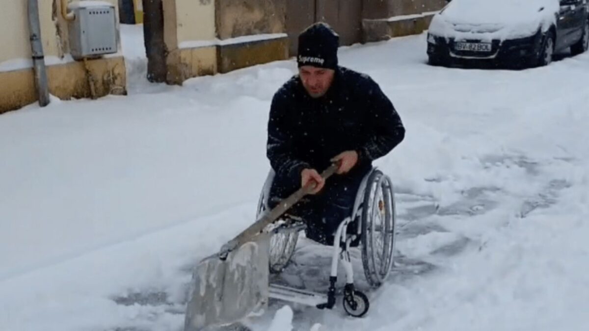 Ioan Sporea, un adevărat exemplu pentru noi toți! Bărbatul a ieșit să deszăpezească trotuarul în scaun rulant 26