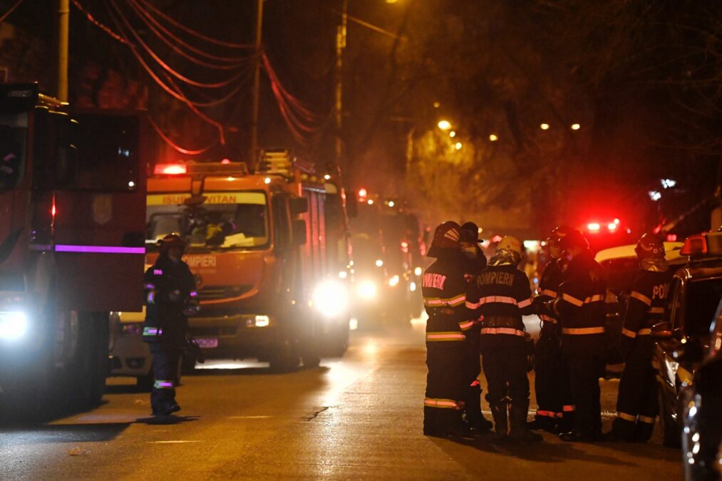Scene șocante surprinse în curtea spitalului Matei Balș. Pompierii cărau pacienții cu cearșaf la incendiul de la unitatea medicală 27 incendiu matei bals