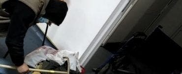Imagini șocante! Un bătrân a fost filmat în genunchi, ignorat pe holurile spitalului din Corabia