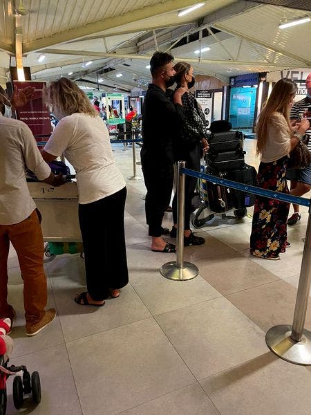 Vacanța Biancăi Drăgușanu a luat sfârșit! Blondina a fot surprinsă în brațele lui Gabi Bădălau pe aeroport
