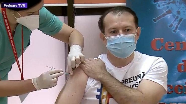Premierul României, Florin Cîțu, s-a vaccinat anti-Covid! Ce tricou a purtat acesta