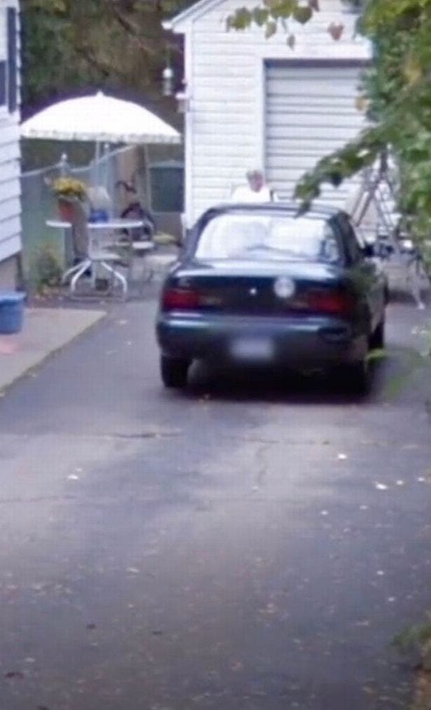 Descoperire șocantă pe Google Street View! Ce a găsit o femeie în curtea bunicilor ei