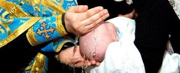 A murit bebelușul care a făcut stop cardio-respirator în timp ce era botezat