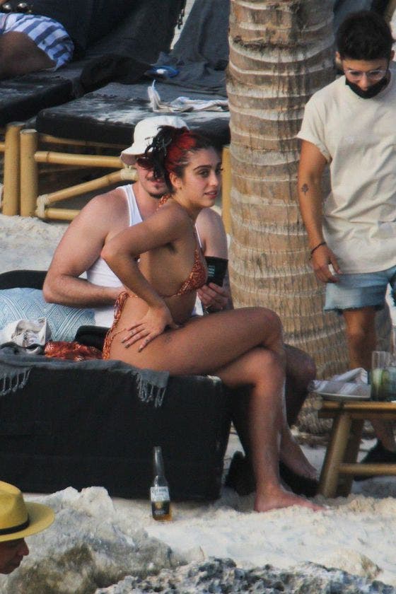 Fiica Madonnei neepilata