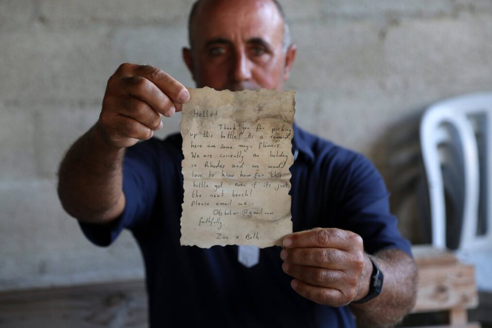 Un pescar a găsit un bilet plutind pe mare. După ce l-a citit, povestea a devenit virală! Ce scria în el 26 mesaj in larg