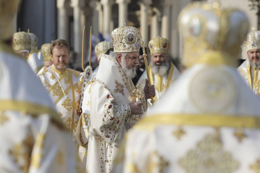 Ce faci cu sticluța de ulei sfințit rămasă de anul trecut. Explicațiile preoților despre păstrarea și folosirea ei