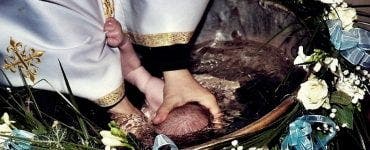 Incident la grav la o ceremonie de Botez! Un bebeșul a murit după ce a fost scudundat cristelniță