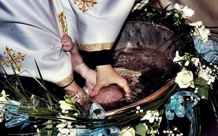 Incident la grav la o ceremonie de Botez! Un bebeșul a murit după ce a fost scudundat cristelniță