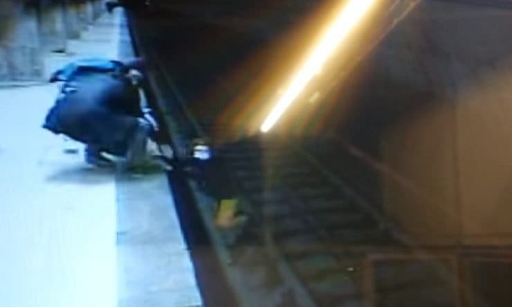 Cine e eroul care a salvat-o pe adolescenta cu depresie, la metroul din București? Tatăl lui este faimos