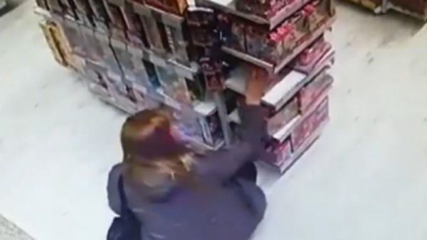 Învățătoare din Vâlcea, acuzată că a jucat la păcănele mii de euro luați de la părinți. Femeia ar fi fost datoare la cămătari 26 Învățătoare care fura păpuși