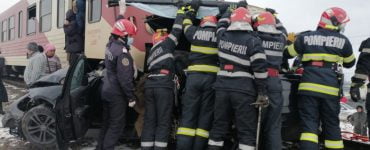 mașină spulberată pe calea ferată