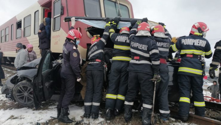 Imagini șocante! Momentul în care mașina în care se aflau doi tineri din Iași este spulberată de tren 25 imagini șocante cu mașina lovită de tren
