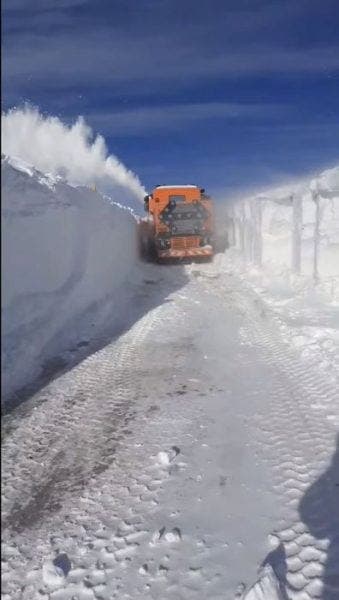 Nămeții au acoperit România! Utilajele nu mai fac față la zăpada de 2 metri. VIDEO