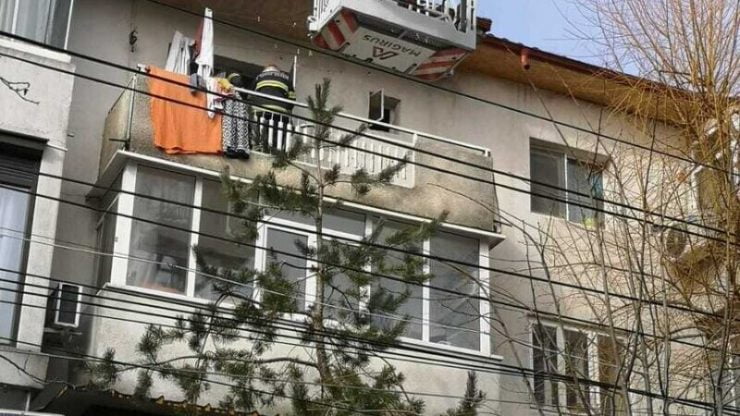 Pompierii, puși în alertă de un copil de 3 ani care și-a închis bunica pe balcon. Copilul a aplaudat la finalul operațiunii 25