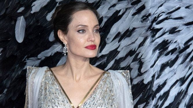 Angelina Jolie a fost dependenta de droguri