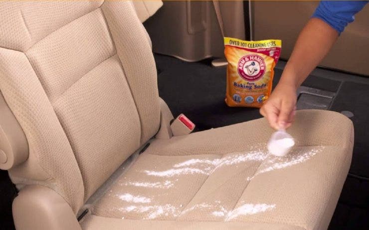 Cum se curăță tapițeria mașinii cu bicarbonat de sodiu
